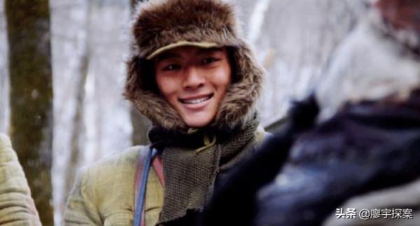 有人帶8助理30保鏢，他啃漢堡被噎，誰揭了“塑膠演員”的遮羞布