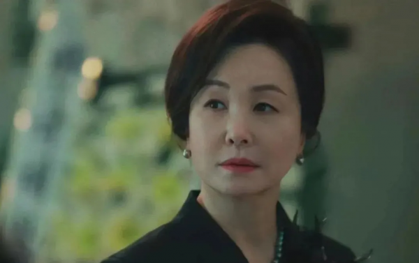 《孔雀都市》：生一胎獎一棟豪宅？豪門裡那些髒事都被她遇上了