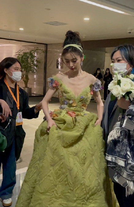 明星穿禮服手機都放在哪?楊冪告訴你:借男星的西裝口袋用下 明星穿禮服手機都放在哪?楊冪告訴你:借男星的西裝口袋用下