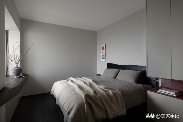 一進他家，彷彿世界都安靜了下來，全屋空靈雅韻，沒有一絲俗氣