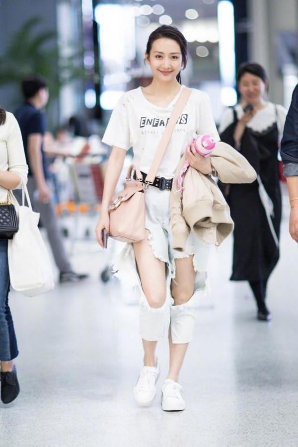 王鷗真會穿，挑大面積的破洞褲走機場，明明是長褲卻穿出短褲視角