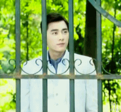 李易峰這些年拍戲的一個習慣表情，《鏡雙城》就是圓潤了啊