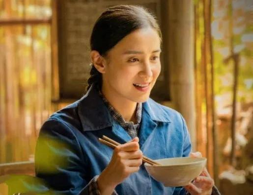 此《盛裝》宋佳，非彼《人世間》宋佳