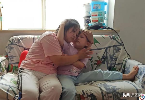 母親車禍離世，兩個女兒患重病，父親車禍，男子活成現實版的富貴