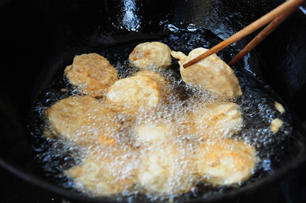 藕盒要想酥脆好吃,麵糊別隻用水調,大廚教你調糊,炸出來香酥脆 藕盒要想酥脆好吃,麵糊別隻用水調,大廚教你調糊,炸出來香酥脆
