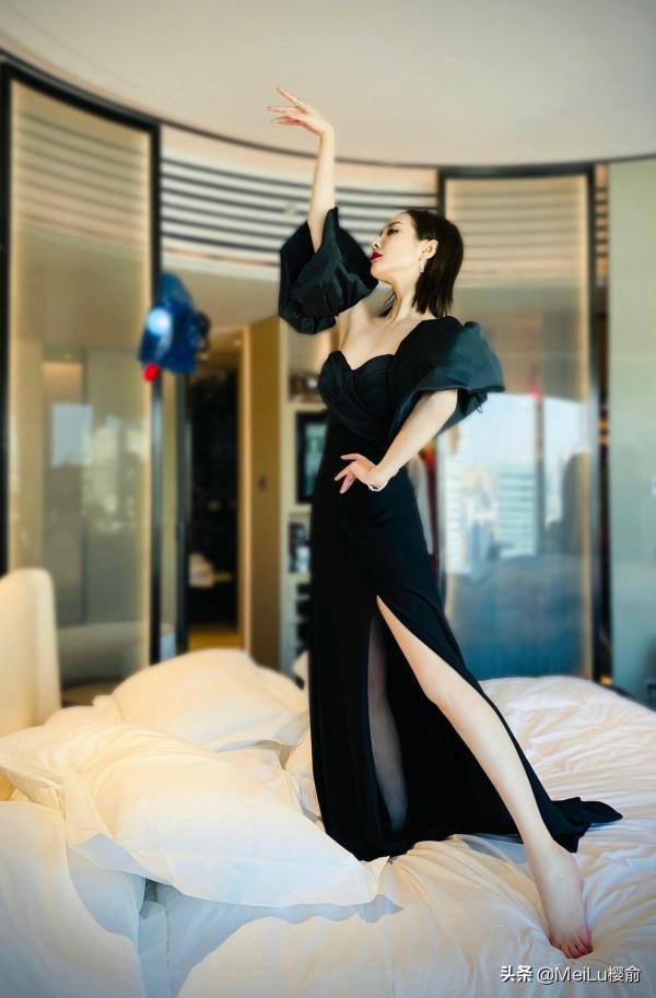 李純氣場不俗，成熟優雅的氣質感，盡顯嫵媚動人