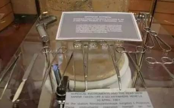 1961年的南極,醫生列昂尼德突然肚子痛,於是他切開了自己的肚子 1961年的南極,醫生列昂尼德突然肚子痛,於是他切開了自己的肚子