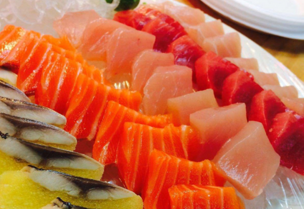 魚肉已被剃掉,為何魚還活著?日本獨創的美食表現形式“骨泳” 魚肉已被剃掉,為何魚還活著?日本獨創的美食表現形式“骨泳”