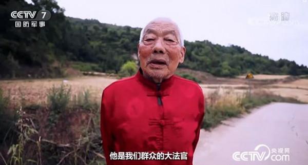 揹著國徽翻山越嶺，他究竟在幹什麼？