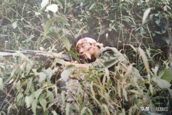 老山陣地，罐頭盒深夜有響動！班長痛打越軍特工，榮立一等功