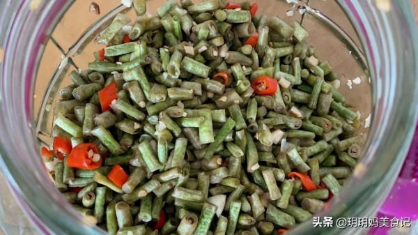 傳統鹽水醃酸豆角：2種做法簡單易學，酸脆開胃不易壞，先收藏