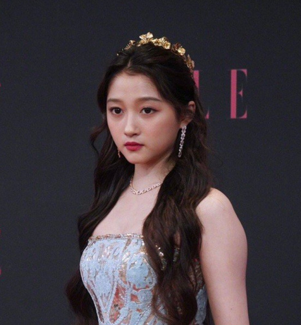 放大看ELLE紅毯：造型師下線，唐嫣髮型顯厚重，楊冪妝容太顯老