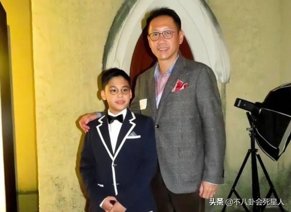 媽媽貌美如花，卻長得像爸的10位星二代，成龍子女都是大鼻子