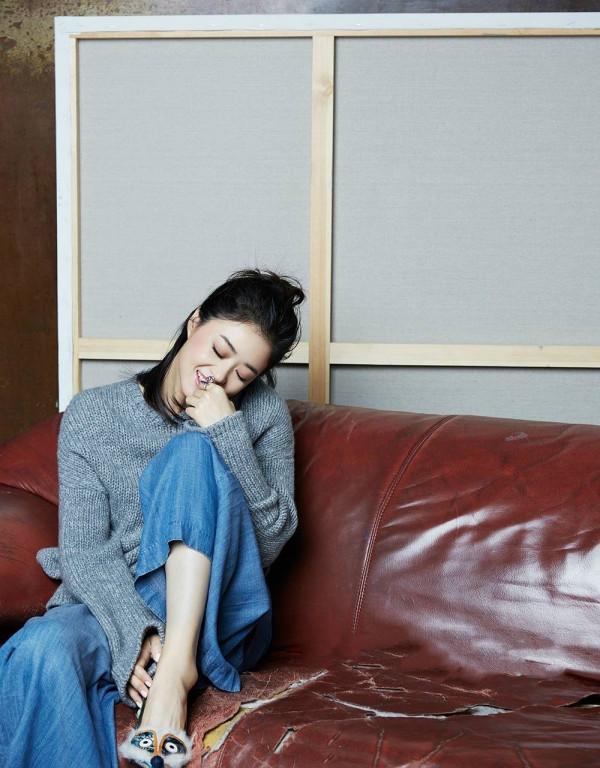 被蔣欣長髮造型美到了！印花夾克配短褲下衣失蹤，模樣清純又甜美