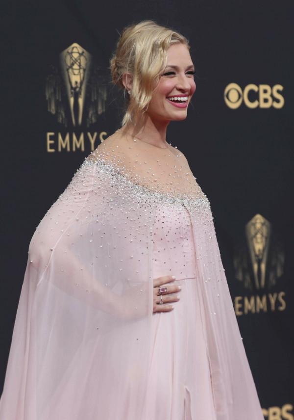 破產姐妹卡洛琳難得現身,裸肩粉色連衣裙好優雅,表情好可愛 破產姐妹卡洛琳難得現身,裸肩粉色連衣裙好優雅,表情好可愛