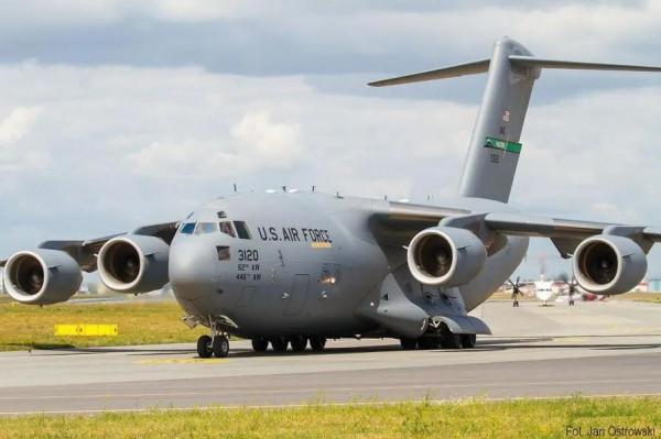 C-17“環球霸王”III運輸機圖集（200圖）