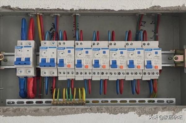 家裝改電路，慎用一個房間一個迴路的方式，否則離跳閘就不遠了