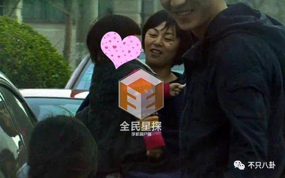 黃渤和女經紀人這個碰胳膊的動作，嚇壞大家了......