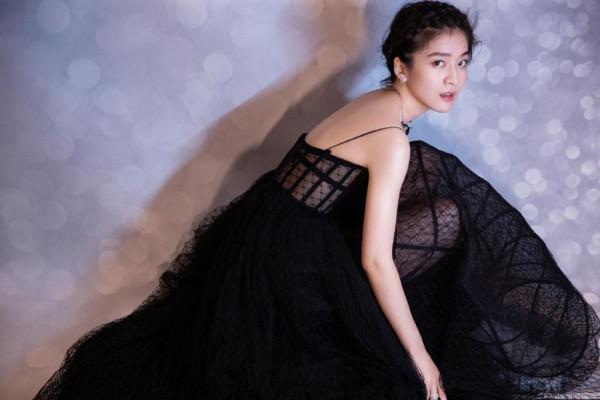 張雪迎變“何仙姑”了，穿白色蕾絲收腰長裙，站在荷塘中仙氣十足