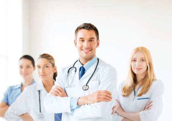 家人突發腦出血咋辦？醫生教你家庭急救辦法，家人有高血壓的請看