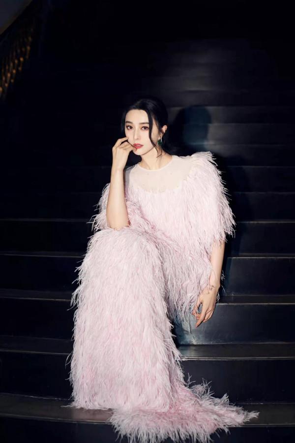 范冰冰高調出席活動成人氣王！穿粉色羽毛裙明豔四射，新造型封神