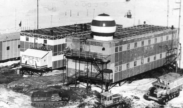 1961年的南極,醫生列昂尼德突然肚子痛,於是他切開了自己的肚子 1961年的南極,醫生列昂尼德突然肚子痛,於是他切開了自己的肚子