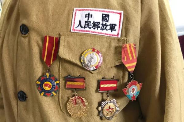 94歲供電公司老員工，登記資訊時，含淚拿出一張71年前的報功書