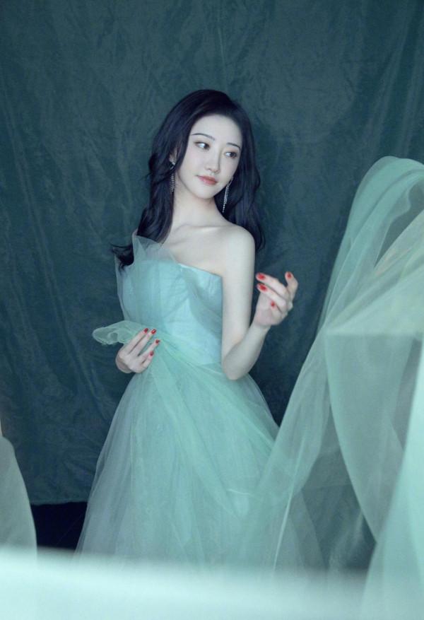 景甜秀新造型,超細眉毛嫵媚動人,綠色輕紗抹胸裙似仙女下凡 景甜秀新造型,超細眉毛嫵媚動人,綠色輕紗抹胸裙似仙女下凡