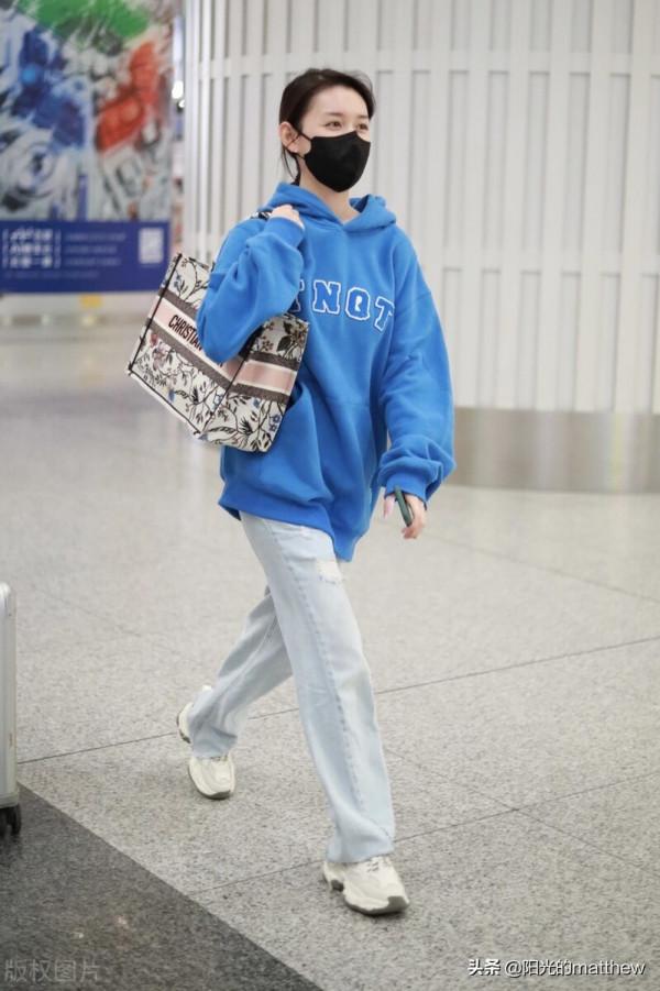 蔣依依身挎大包低調現身，身著藍色衛衣+牛仔長褲休閒隨性