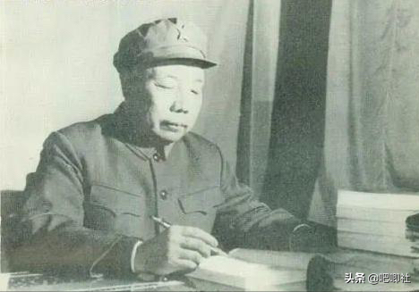 劉亞樓讓他到空軍做搭檔,半年後,羅榮桓向毛主席點名要他當副手 劉亞樓讓他到空軍做搭檔,半年後,羅榮桓向毛主席點名要他當副手