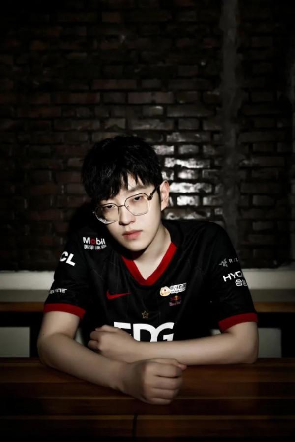 EDG新賽季定妝照：隊服上迎來了第一顆星星