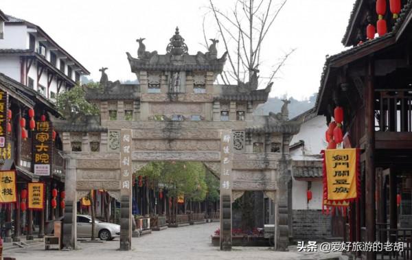 曾經遊人如織的四川古鎮,300家飯店賓館,如今街道上游客稀少 曾經遊人如織的四川古鎮,300家飯店賓館,如今街道上游客稀少