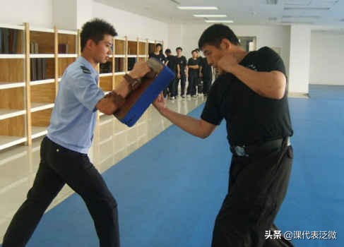 電影《神鞭》35年：“傻二”成公安大學教師，大反派逆襲成影帝