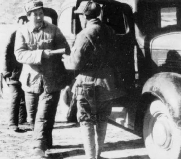 1943年毛主席視察南泥灣,王震請吃燒雞,主席飯後悄悄帶走雞架 1943年毛主席視察南泥灣,王震請吃燒雞,主席飯後悄悄帶走雞架