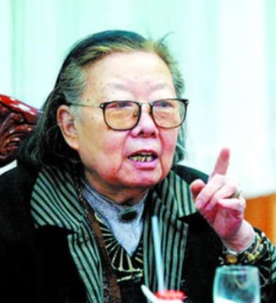 她21歲上大學，丈夫官至正國級，子女都很出色，女婿是上將軍銜