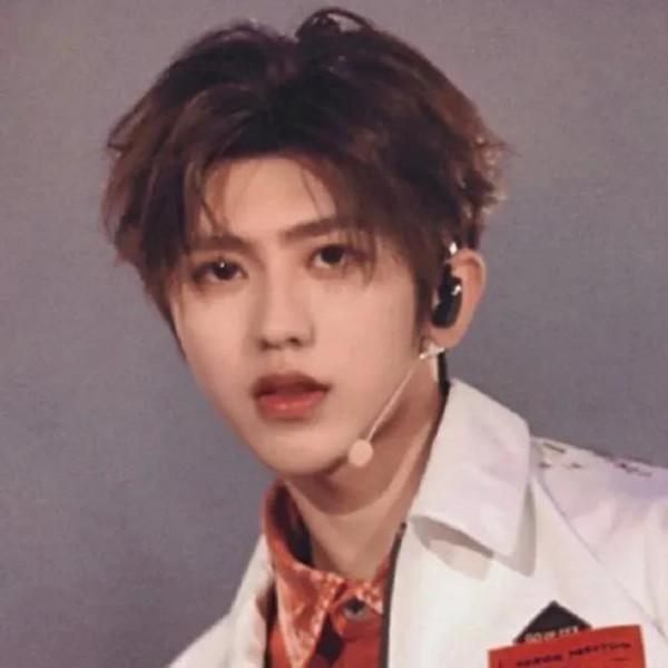 蔡徐坤明星頭像：你是人間星光，不要笑我沒長大我只是不想複雜