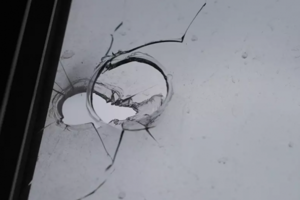 深夜驚魂！美國華人夫婦家中休息，流彈破窗而入，咫尺距離險要命