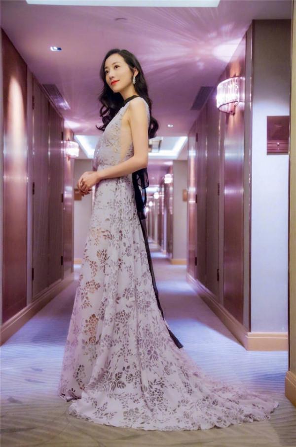 韓雪越來越大膽,一襲“剪紙裙”走紅毯,穿出滿滿格調與高階感 韓雪越來越大膽,一襲“剪紙裙”走紅毯,穿出滿滿格調與高階感