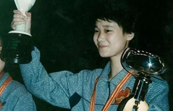 施之皓前妻曹燕華低調二婚,嫁1.93米帥氣老公,年近60看著像40歲 施之皓前妻曹燕華低調二婚,嫁1.93米帥氣老公,年近60看著像40歲