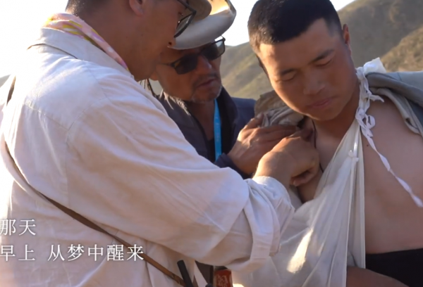 吳京曬片場演員受傷花絮照!累到躺在樹上睡覺,腳底襪子磨出大洞 吳京曬片場演員受傷花絮照!累到躺在樹上睡覺,腳底襪子磨出大洞