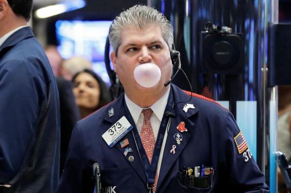 美聯儲正式服軟，美國社保軍餉可能將停發，萬億美元或將湧入中國