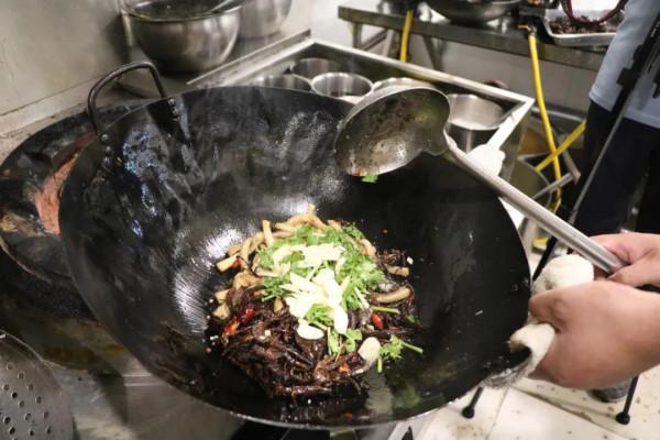 6道燉菜人氣旺，全靠幹菌來提香！醬肘子放茶樹菇，鮮香加倍