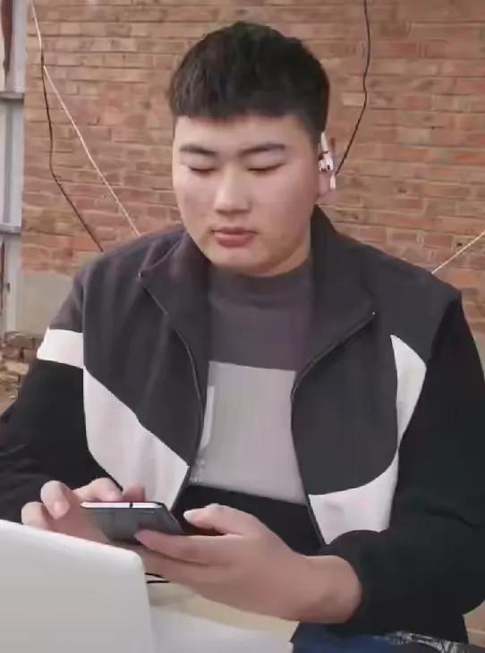 大衣哥兒子回家學習駕照，只是看到開三輪電車很多