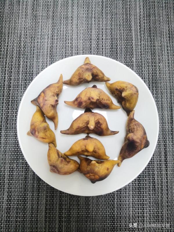 蒸包子吃膩了試試烤包子吧，外酥裡軟又多汁，搭配蘿蔔湯，助消化