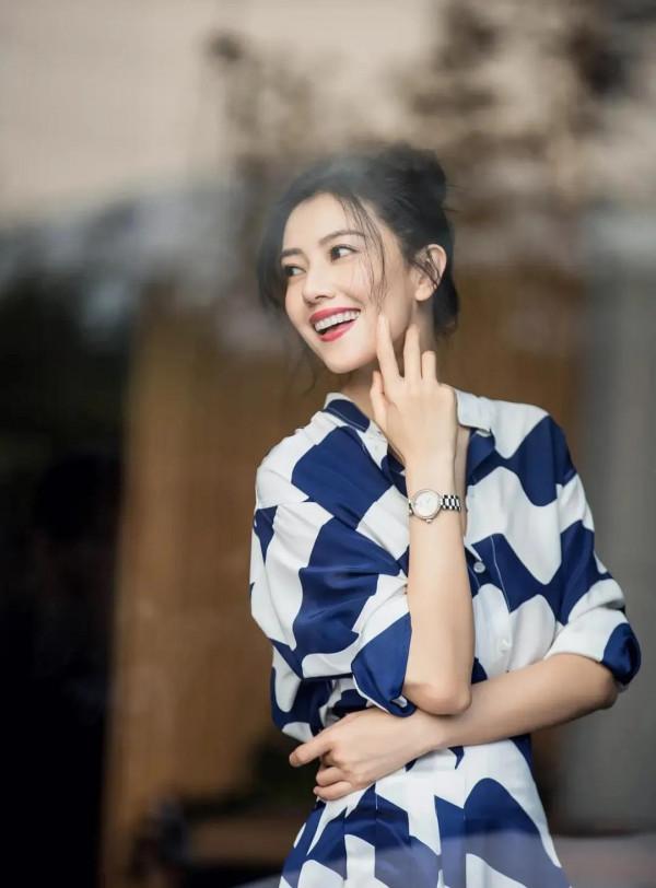 頂級典雅女神高圓圓，超凡脫俗的美麗、若即若離的青澀