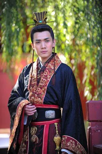 都說山東盛產美男子，這13位魯籍男星，個個五官端正，英氣逼人