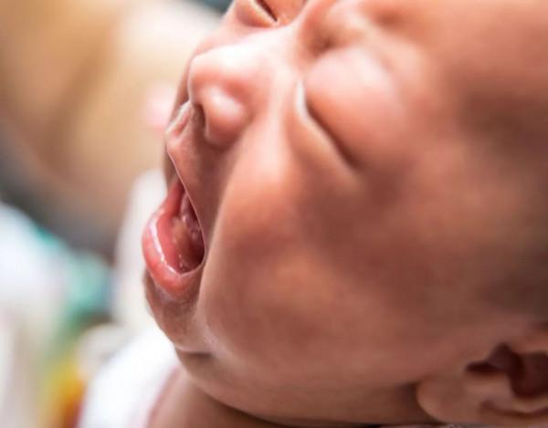 新生兒哭鬧要不要馬上抱起來?做法不同,會影響孩子將來的性格 新生兒哭鬧要不要馬上抱起來?做法不同,會影響孩子將來的性格