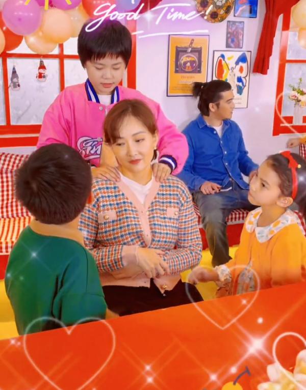 48歲牛莉首曬三娃，兩兒一女為媽媽捏背捶腿，長相均隨富商爸爸