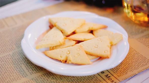 只要給餅乾貼上過期的標籤，我們就會吃出不存在的怪味