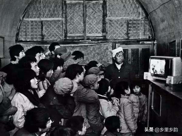 在沒有電的年代裡，你還能想起晚上是怎麼度過的嗎？滿滿都是記憶